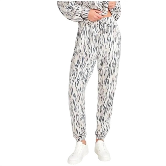 Express high waisted snow leopard jogger pants - Picture 4 of 4